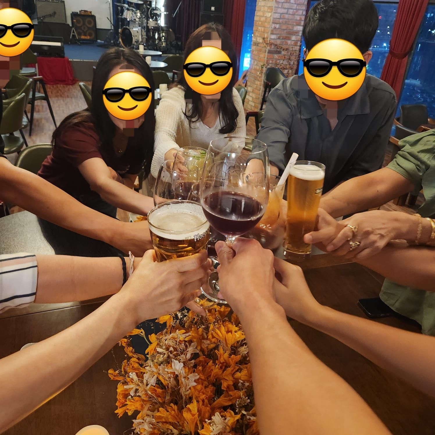 비긴공유오피스 멤버 모임에서 잔을 부딪치며 건배하는 모습